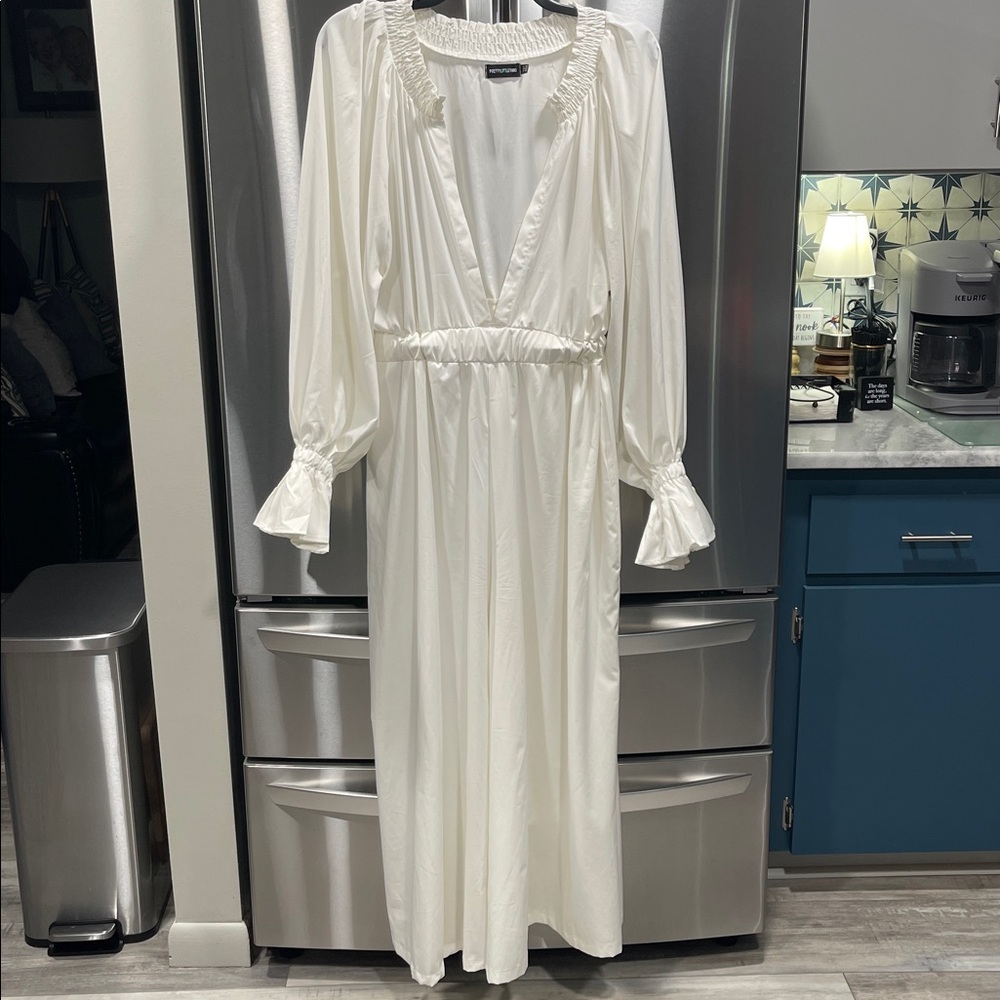 Pretty Little Thing white elegant jumpsuit